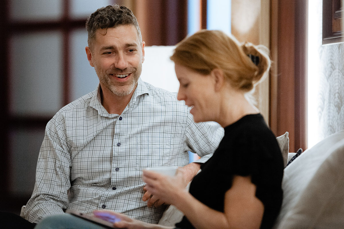 Två människor som samtalar